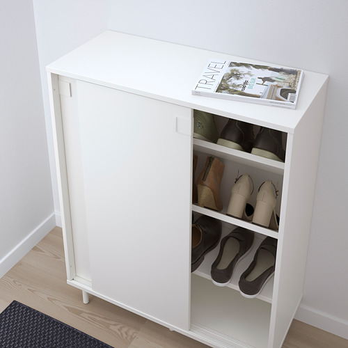 Zapatero blanco con puertas correderas, mostrando calzado organizado en su interior.