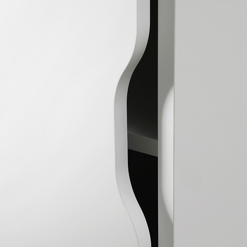 Mueble blanco minimalista con curvas suaves y líneas limpias.
