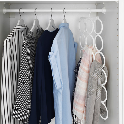 Armario organizado con camisas y bufandas. La percha KOMPLEMENT muestra los chales de forma ordenada a la derecha.