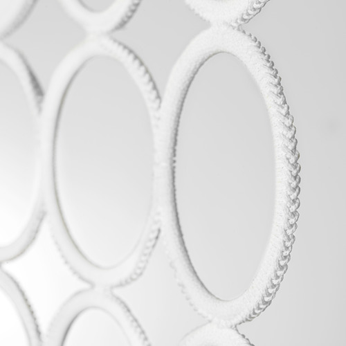 Percha KOMPLEMENT en primer plano, con un diseño intrincado y materiales duraderos con bucles trenzados.