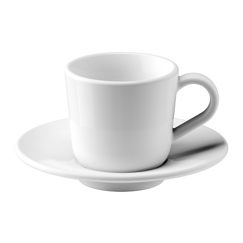Un juego de tazas y platillos de café IKEA 365+ blancos, hechos de porcelana duradera.