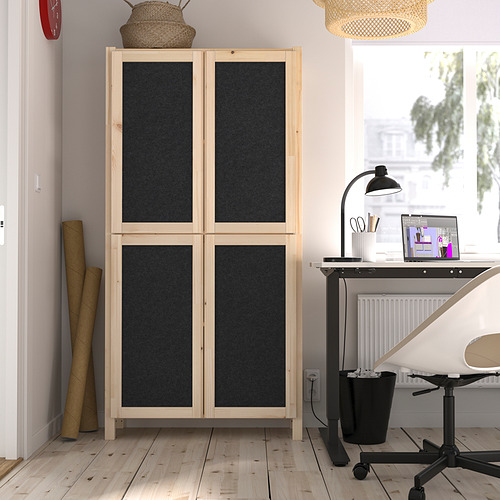 Oficina en casa con gabinete IVAR, computadora portátil, lámpara, planta y silla.