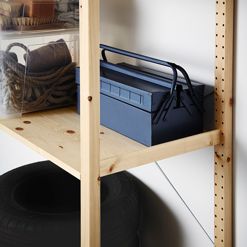 Estantería de madera con herramientas y cuerdas. Solución de almacenamiento robusta y ajustable.