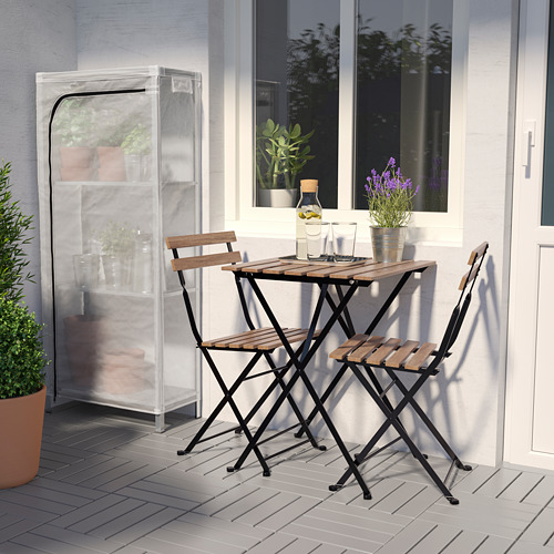 Patio de madera en el balcón con plantas, creando un acogedor espacio al aire libre.
