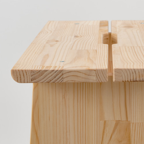 Un robusto taburete de madera con bordes lisos y vetas visibles, que muestra una artesanía de alta calidad.