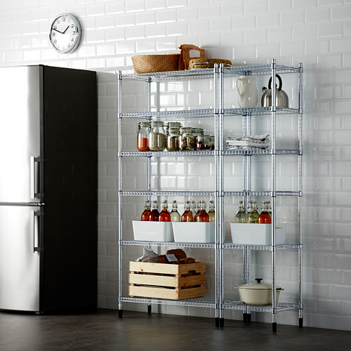 Estante de almacenamiento de cocina con frascos, botellas y contenedores. Contenidos organizados y ajustables, robustos y visibles.
