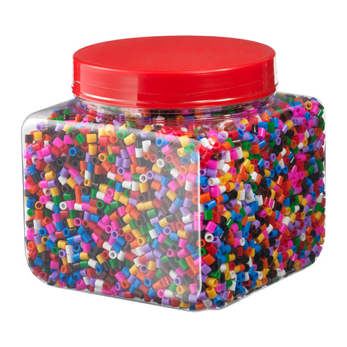 Botella de plástico roja llena de pequeñas cuentas multicolores para hacer manualidades.