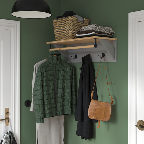 Muebles, chaquetas y bolso con ganchos KALLSÖ verdes.