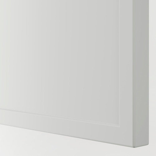 Primer plano del borde del gabinete de cocina blanco y elegante que muestra un acabado suave y un diseño refinado.