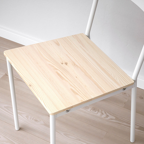 Una silla BUSLÄTT moderna con asiento de madera y patas de metal blanco. La silla tiene un respaldo inclinado para mayor comodidad.