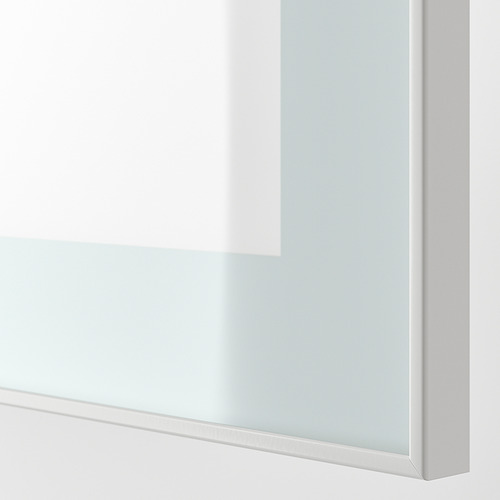Un primer plano de un elegante y moderno armario blanco con una puerta de cristal reflectante, que muestra materiales y diseño de alta calidad.