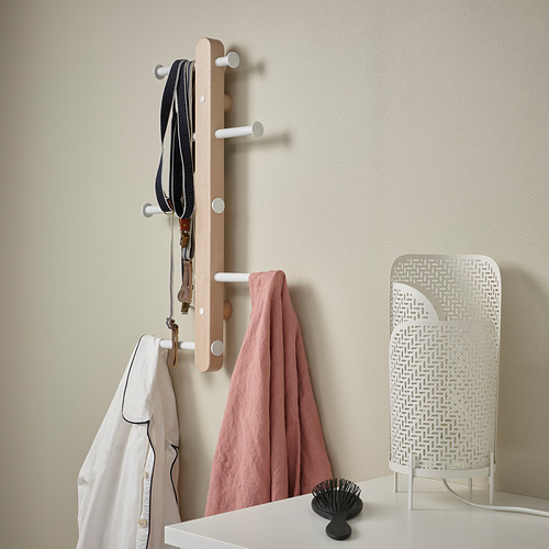 Perchero de pared con toallas y correas, lámpara, cepillo.