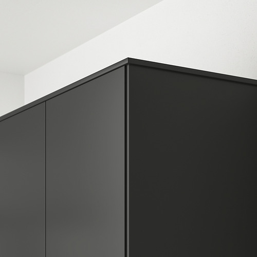 Detalle de borde de mueble de cocina negro con iluminación oculta.