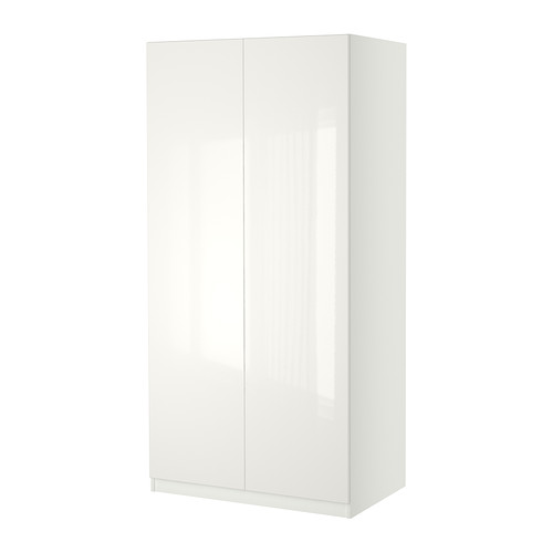 Un armario blanco de PAX. Tiene un diseño elegante y moderno con un acabado brillante y puertas de cierre suave.