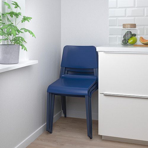 Silla apilable azul, ideal para cenar o uso casual, cerca de un mueble de cocina blanco.