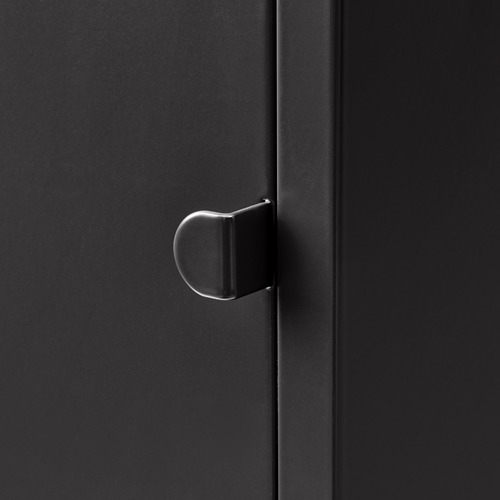Primer plano de la moderna puerta de armario de metal negro con elegante manija redondeada. Acabado de alta calidad, diseño minimalista.