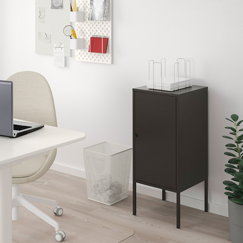 Armario de almacenaje negro LIXHULT con patas, funcional y elegante, encaja perfectamente en espacios modernos con decoración minimalista.