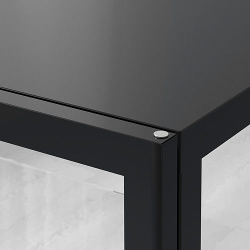 Esquina de metal negro del armario MILSBO, elegante y resistente, con líneas limpias y una cerradura segura.