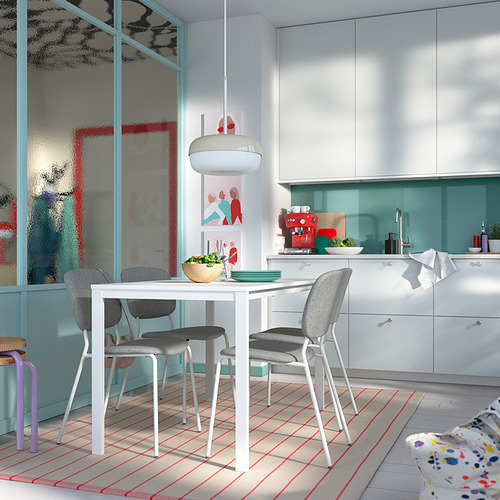 Comedor limpio con mesa blanca VIHALS, cuatro sillas grises y elegantes gabinetes de cocina. Diseño moderno con decoración sencilla.