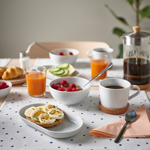 Desayuno con vajilla de porcelana blanca IKEA 365+. Elegante, apilable y duradero.