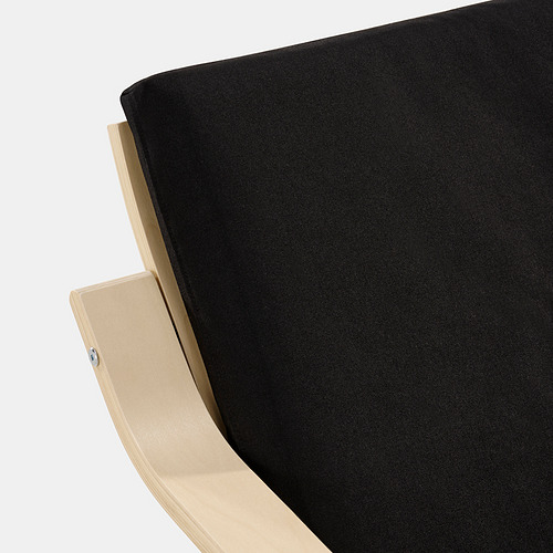 Una moderna silla acolchada negra con brazos curvos de madera, que forma parte de la colección POÄNG, que ofrece comodidad y estilo.