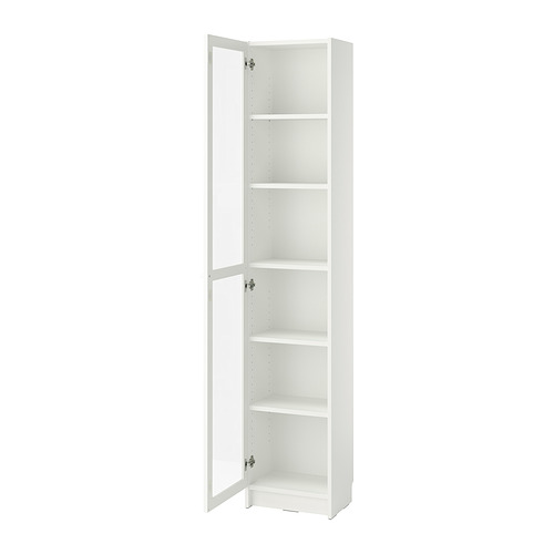 Una estantería alta y blanca BILLY con puertas de vidrio, estantes ajustables y bisagras.