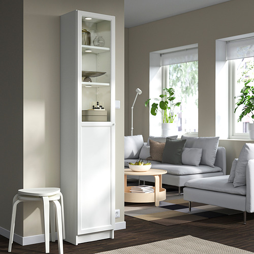 Salón minimalista con estantería BILLY, decoración, sofá gris, mesa de centro y luz natural.