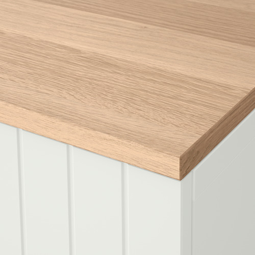 Un tablero de madera elegante y bien elaborado con un acabado suave y ligero, apoyado por paneles verticales blancos.