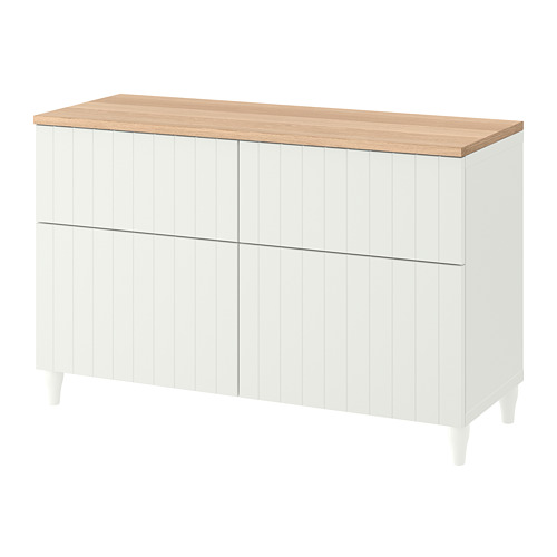 Un aparador blanco BESTÅ con tapa de madera, con cuatro compartimentos para el almacenamiento.