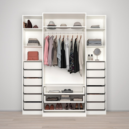Armario moderno con ropa colgada, artículos doblados, zapatos y accesorios, que ofrece almacenamiento organizado con barra para colgar, estantes y cajones.