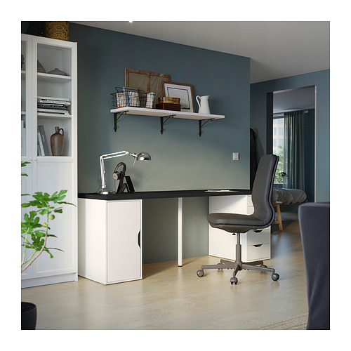 Configuración de la oficina en casa: escritorio LAGKAPTEN blanco, silla gris, paredes verdes, suelo de madera, lámpara, estantería con plantas.