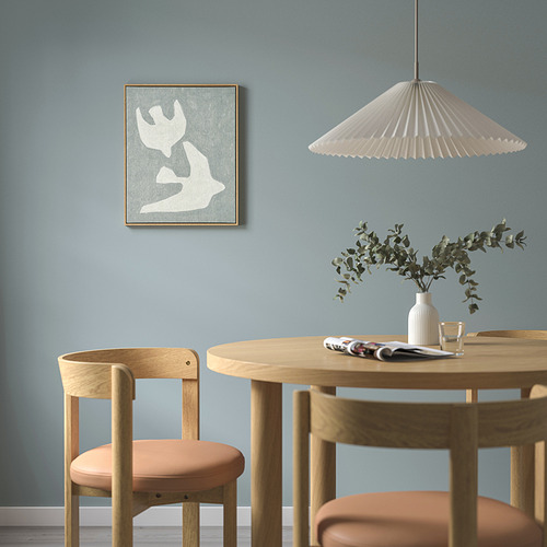 Acogedor comedor con arte BLODFLÄDER, sillas rosas y vegetación.