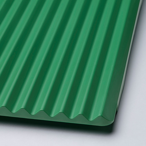 Primer plano de un escurridor de platos corrugado verde, que muestra un diseño y un material de calidad.