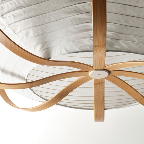 Lámpara colgante moderna con soportes de bambú elegantemente curvados y un elegante centro blanco, que exuda estilo contemporáneo y artesanía de calidad.