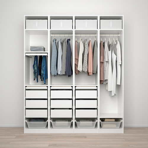 Un armario con cajones blancos y espacio para colgar la ropa. Los estantes contienen ropa doblada y contenedores en la parte inferior.