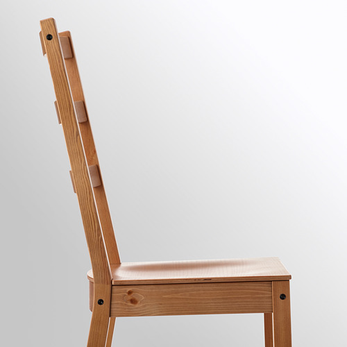 Silla de madera con respaldo alto y asiento curvo para mayor comodidad, diseñada para un uso prolongado.