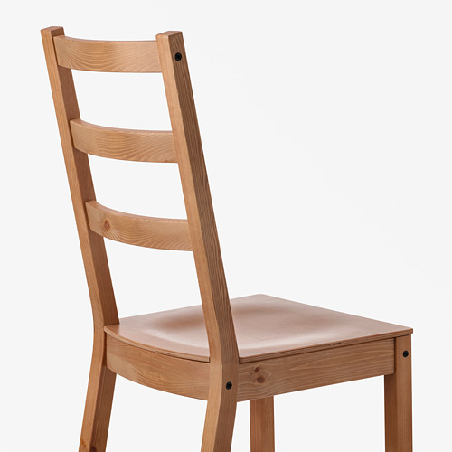 Silla de madera con respaldo alto, cómoda y de apoyo.