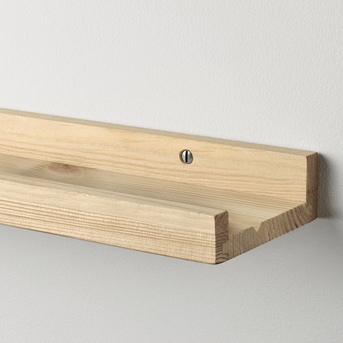 Estantería de pino en la pared