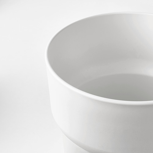 Primer plano de una elegante maceta blanca de FÖRENLIG con un borde liso y duradero sobre un fondo liso.