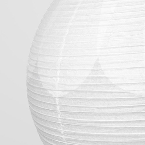 Primer plano de una elegante lámpara de papel de arroz, que muestra su textura natural y su diseño en capas.