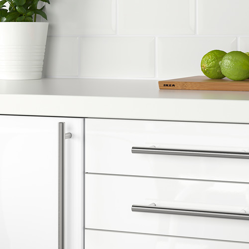 Modernos armarios de cocina con tiradores KALLRÖR de acero inoxidable que añaden un aspecto elegante y contemporáneo.