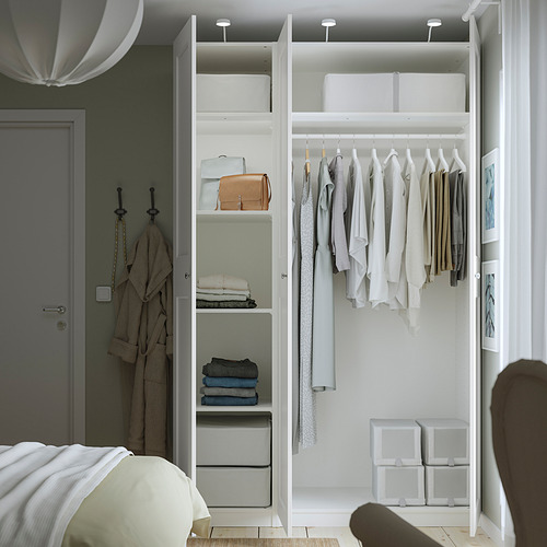 Armario ordenado con perchas de ropa, estantes y compartimentos de almacenamiento. Solución de almacenamiento para el dormitorio moderna y organizada.