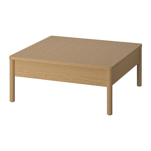 Mesa de centro cuadrada de madera con acabado en roble claro, cuatro patas cónicas y diseño sencillo.