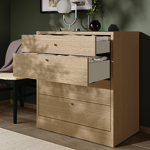 Cofre de madera con tres cajones abiertos, que muestran compartimentos interiores, probablemente para almacenamiento.