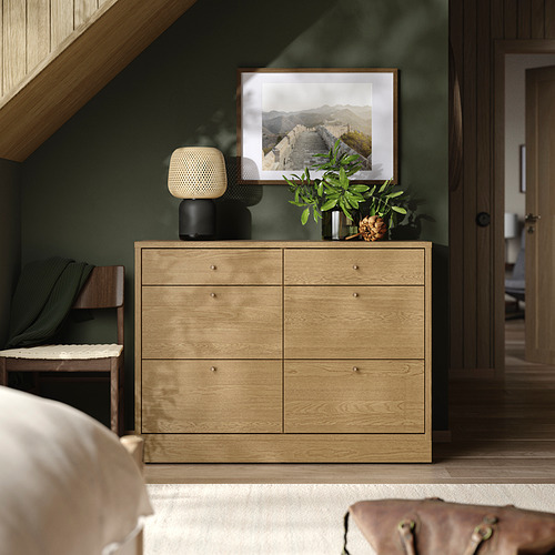 Cómoda de roble TONSTAD contra pared verde con decoración