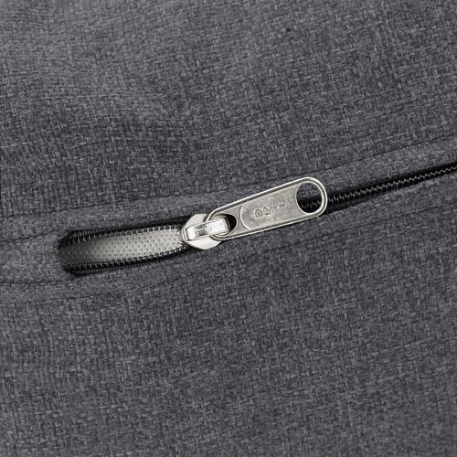 Detalle de cremallera de una prenda de tela gris, que muestra material reciclado duradero y diseño de calidad.