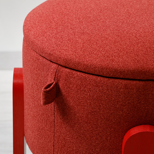 Asiento tapizado en rojo con costuras gruesas, mostrando un tejido suave y de alta calidad.