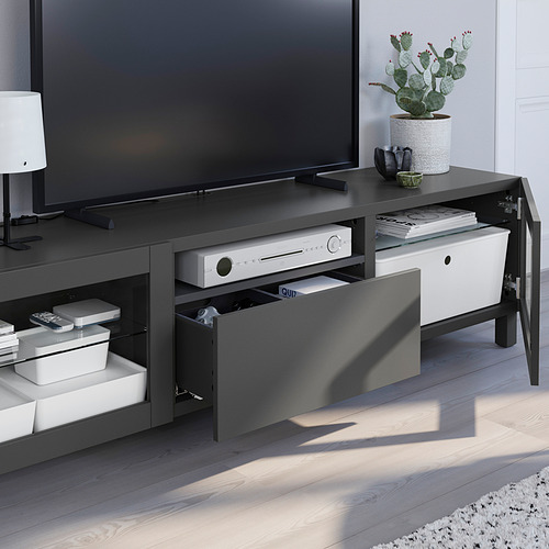 Mueble de TV moderno con múltiples cajones de almacenamiento, capacidad para dispositivos electrónicos y decoración.