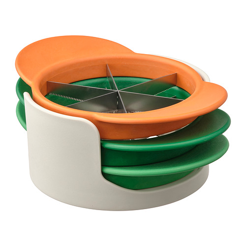 El cortador de frutas UPPFYLLD, una herramienta de cocina naranja y verde con cuchillas de acero inoxidable, diseñada para cortar y cortar frutas en cubitos de forma segura y eficiente.