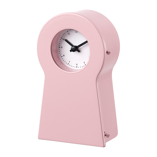 Un reloj rosa IKEA PS de 1995 . Tiene un diseño moderno y elegante con una cara redonda y un frontal de cristal.